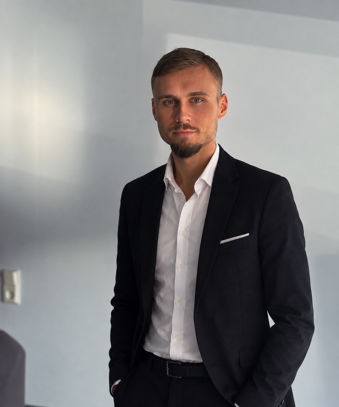 Maximilian, personen bakom Kundform, i mörk kavaj och vit skjorta